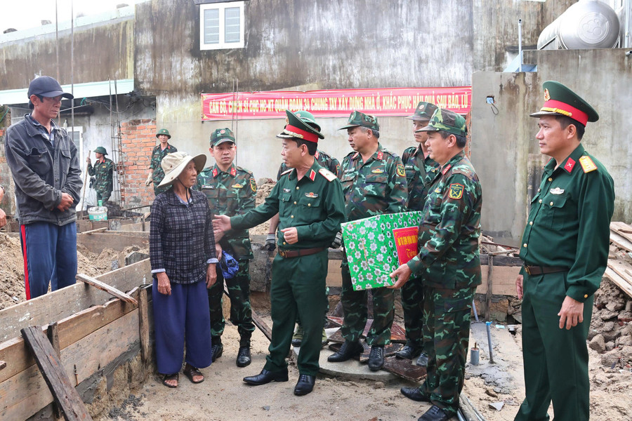 អគ្គមេបញ្ជាការរងនៃកងយោធពលខេមរភូមិន្ទទី៣៤ ចុះសួរសុខទុក្ខកងកម្លាំងដែលចូលរួមក្នុង ff2f4e34b2473d196456.jpg