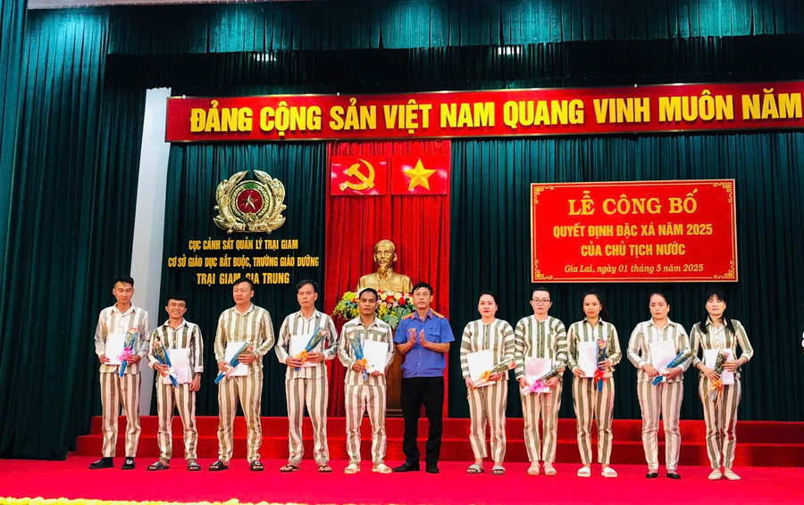 Lãnh đạo Viện Kiểm sát nhân dân tỉnh trao quyết định đặc xá cho các phạm nhân. Ảnh: T.D f9f073cbe1eb53b50afa.jpg