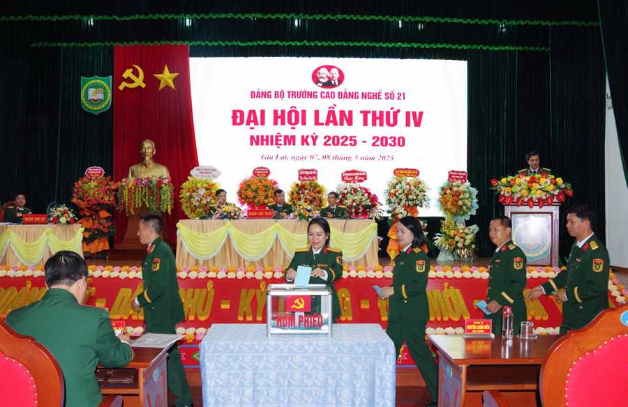 Đại biểu dự Đại hội Đại biểu Đảng bộ Trường Cao đẳng nghề 21 bỏ phiếu bầu Ban chấp hành nhiệm kỳ mới. Ảnh: T.D fe0f3ade5c57ee09b746.jpg
