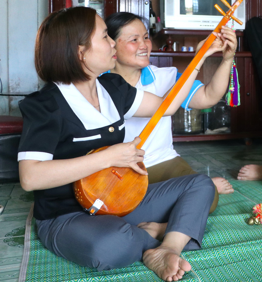 Một số bạn trẻ tìm đến học cách đánh đàn tính, góp phần bảo tồn nghệ thuật hát then, đàn tính của người Tày, Nùng ở xã Tơ Tung, huyện Kbang. Ảnh: Ngọc Minh img-3364.jpg