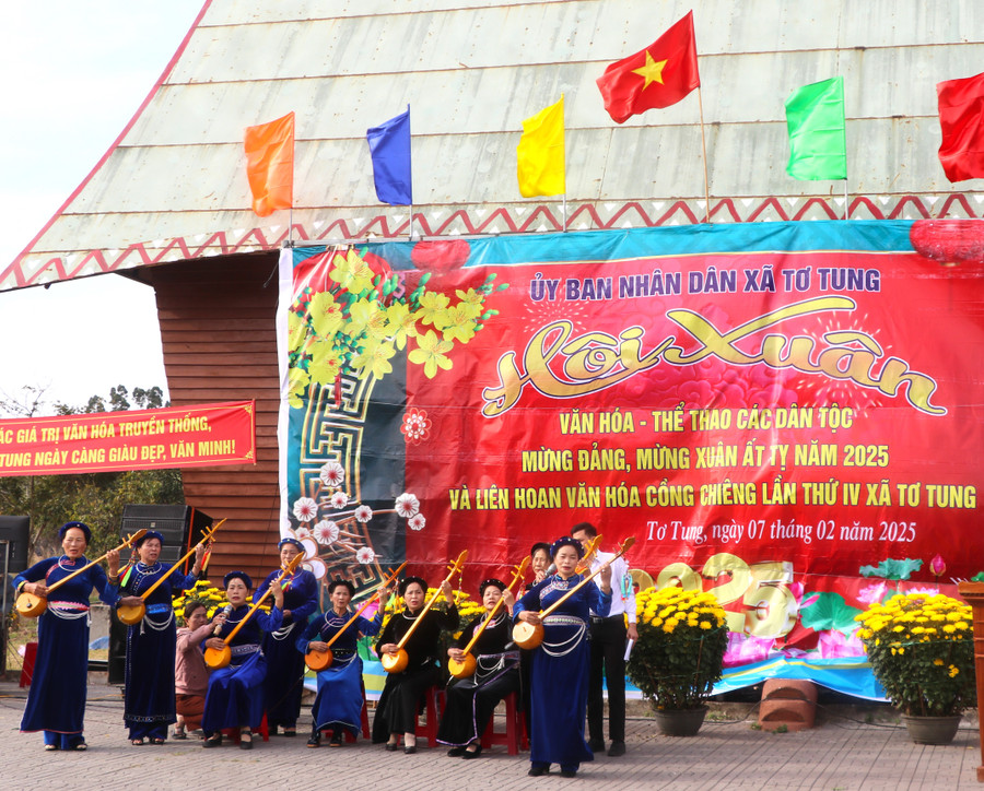 Thành viên nhóm hát then, đàn tính làng Nam Cao tham gia trình diễn tiết mục văn nghệ tại hội xuân xã Tơ Tung lần thứ IV, năm 2025. Ảnh: Ngọc Minh img-2880.jpg