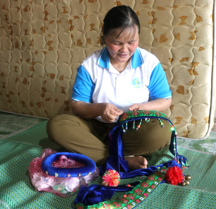 Bà Nông Thị Huệ-thành viên nhóm hát then, đàn tính làng Nam Cao thuê trang phục biểu diễn hát then, đàn tính bắt mắt hơn. Ảnh: Ngọc Minh img-3354.jpg