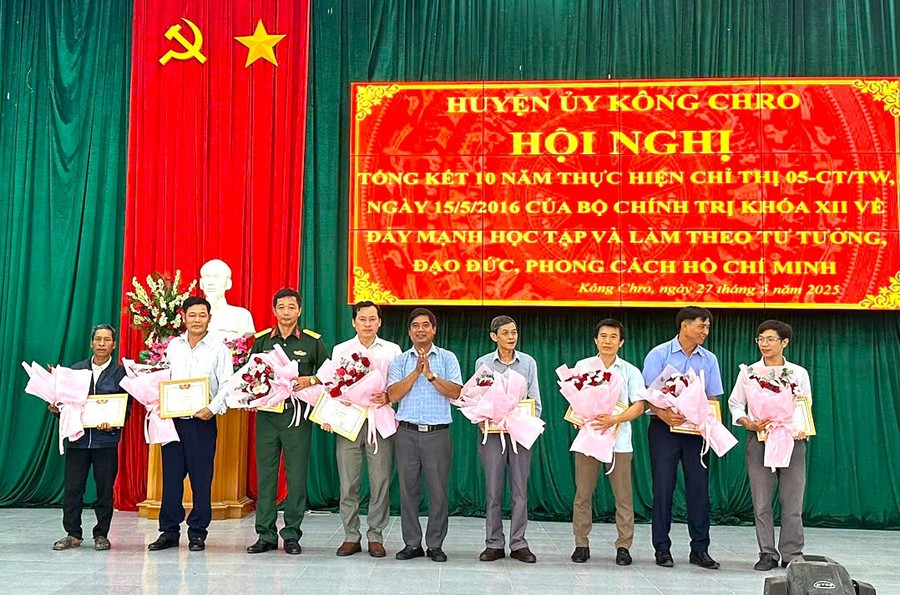 ប្រគល់ប័ណ្ណសរសើរដល់សមូហភាពដែលមានស្នាដៃឆ្នើមក្នុងការសិក្សា និងដើរតាមមនោគមវិជ្ជា សីលធម៌ និងរចនាបទរបស់ហូជីមិញក្នុងដំណាក់កាល ២០១៦-២០២៥។ រូបថត៖ ធូ ង៉ោ d231f0f80063b53dec72.jpg