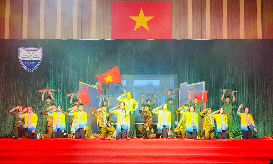 Những tiết mục văn nghệ do học sinh Trường THPT Chi Lăng biểu diễn. Ảnh: K.N 964a870387e632b86bf7.jpg