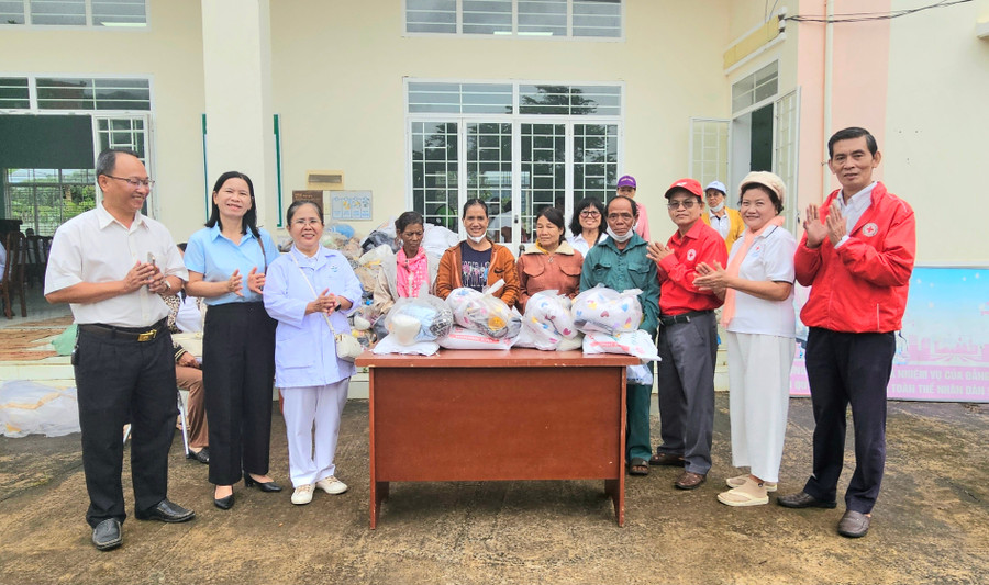Ban tổ chức trao 200 suất quà đến các hộ dân có hoàn cảnh khó khăn tại xã Ia Khươl. Ảnh: Ngọc Duy 20250817-0801164.jpg