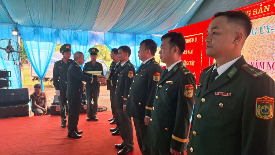Các tập thể, cá nhân nhận Giấy khen của Bộ Chỉ huy BĐBP tỉnh. Ảnh: T.D 8d299ce70404b35aea15.jpg