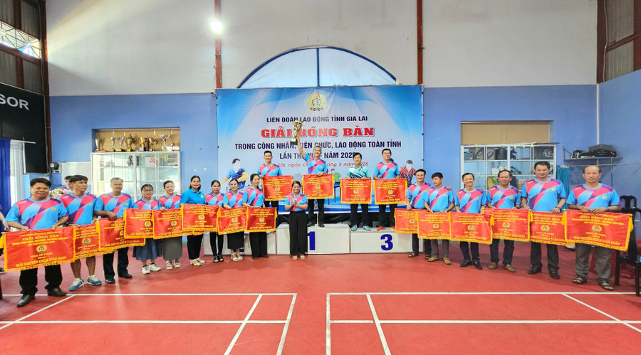 Ban tổ chức trao giải toàn đoàn cho các đội đạt thành tích cao. Ảnh: Ngọc Duy 20250510-150822.jpg