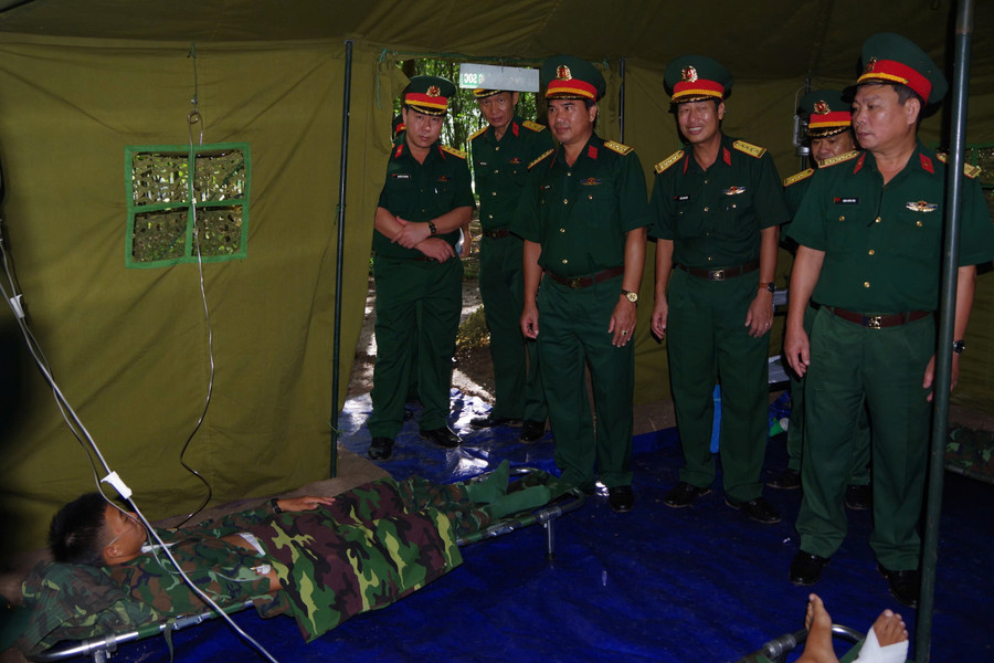 Lãnh đạo Sư đoàn 9 kiểm tra công tác y tế cho bộ đội lúc diễn tập, huấn luyện ở đơn vị. Ảnh: ĐVCC lanh-dao-su-doan-9-kiem-tra-cong-tac-cham-soc-suc-khoe-cho-bo-doi-luc-dien-tap-huan-luyen-anh-dvcc.jpg