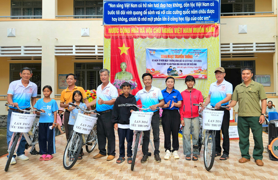 Các thành viên Câu lạc bộ xe đạp Đại Đoàn Kết Gia Lai tặng xe đạp cho học sinh có hoàn cảnh khó khăn. Ảnh: Ngọc Duy 20250719-1452210.jpg
