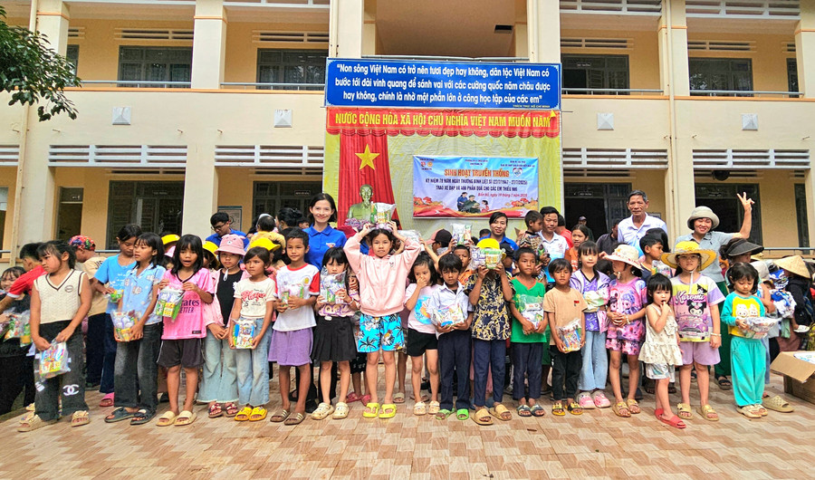 Các em học sinh hào hứng nhận quà từ chương trình thiện nguyện. Ảnh: Ngọc Duy 20250719-1457122.jpg