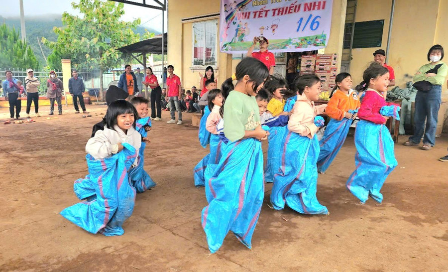 Trò chơi dân gian nhảy bao bố mang đến không khí náo nhiệt cho các em nhỏ. Ảnh: BTC img-20250531-115052.jpg