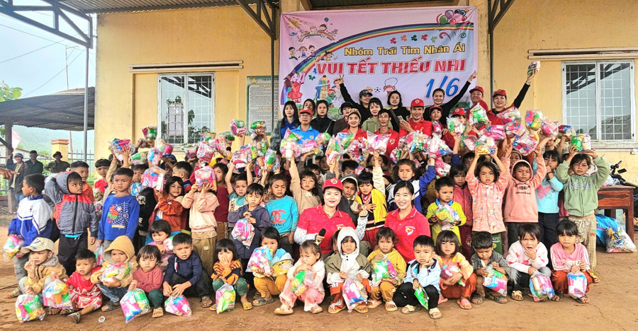 Những phần quà ý nghĩa được Câu lạc bộ Trái Tim Nhân Ái trao cho các em nhỏ. Ảnh: BTC img-20250531-111111.jpg