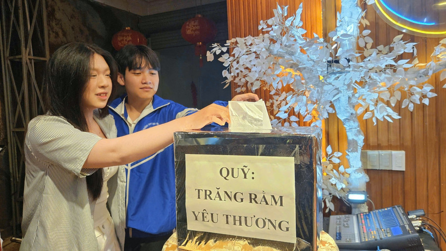 Khán giả ủng hộ quỹ “Trăng rằm yêu thương”. Ảnh: Ngọc Duy meitu-20250927-200445361.jpg