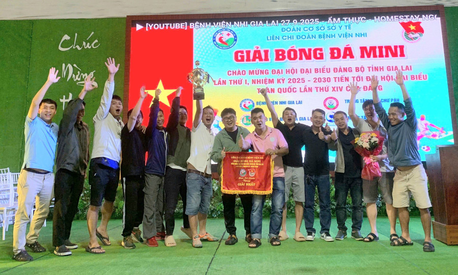 Ban tổ chức trao cúp vô địch cho đội Bệnh viện Đa khoa Gia Lai. Ảnh: Ngọc Duy img-20250927-130818.jpg