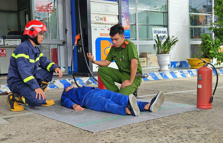Lực lượng phòng cháy chữa cháy triển khai phương án cứu hộ. Ảnh: Hà Bắc 057c4ca4c00776592f16.jpg