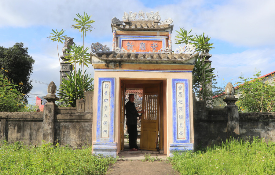 Miếu An Tân (phường An Khê) được xây dựng trên gò đất cao với nhà ngõ, tường bao trang nghiêm cổ kính. Ảnh: Ngọc Minh mieu-an-tan-phuong-an-khe-duoc-xay-dung-tren-go-dat-cao-voi-nha-ngo-tuong-bao-trang-nghiem-co-kinh-anh-ngoc-minh.jpg