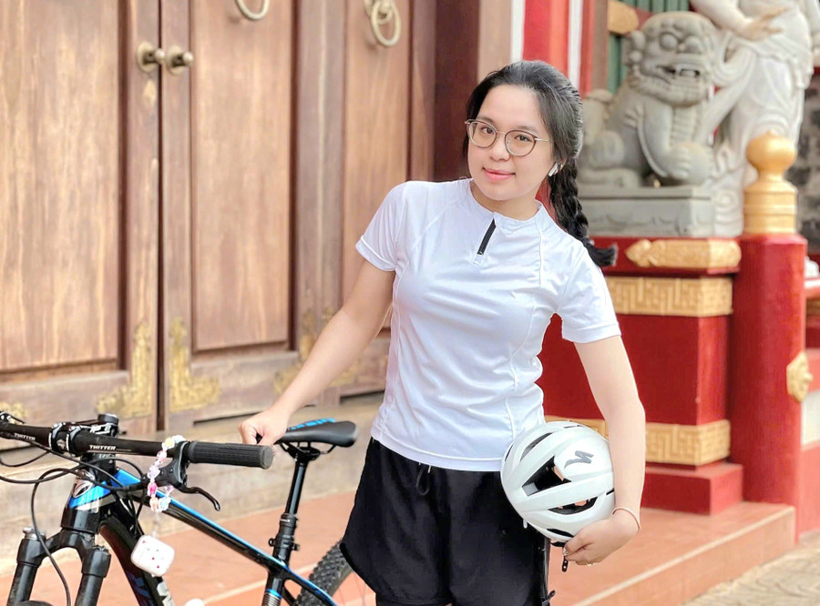 Bạn trẻ Nguyễn Thị Phương Thảo (phường Pleiku, tỉnh Gia Lai) tận hưởng khoảnh khắc thư giãn và rèn luyện sức khỏe giữa phố núi. Ảnh: Ngọc Duy img-20251017-173734-1.jpg
