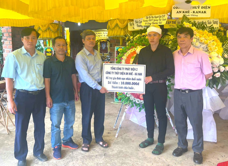 Đại diện lãnh đạo Công ty Thủy điện An Khê-Ka Nak đã đến thăm hỏi, hỗ trợ kinh phí để gia đình lo hậu sự cho em L.Đ.T không may bị đuối nước tử vong. Ảnh: Thu Hoài cf73627d0b4cbd12e45d.jpg
