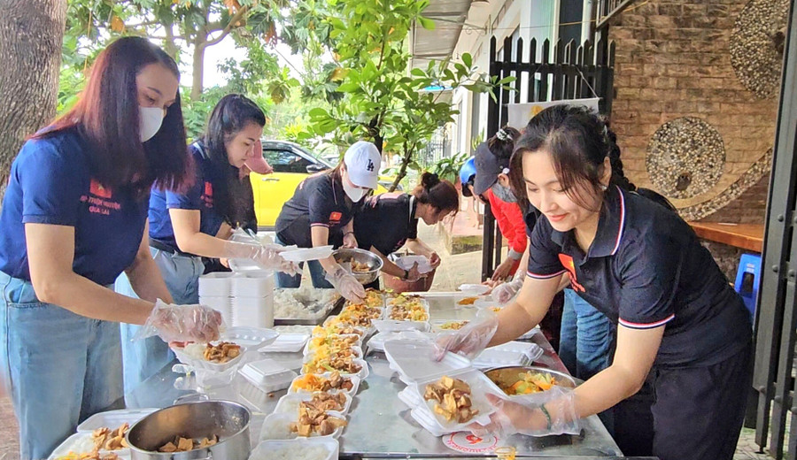 Các thành viên trong nhóm Bếp Thiện Nguyện Gia Lai cùng nhau chuẩn bị những suất cơm để trao tận tay các bệnh nhân. Ảnh: Ngọc Duy 20250626-171115.jpg