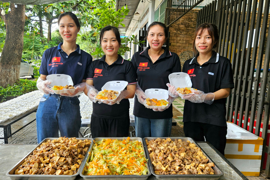 Dẫu không phải đầu bếp chuyên nghiệp, các thành viên trong nhóm vẫn tự tay chuẩn bị chu đáo từng phần cơm gửi đến bà con. Ảnh: Ngọc Duy 20250624-0803560.jpg