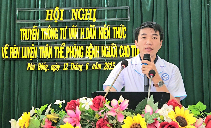 Ông Lâm Quang Lợi-Nhân viên Trạm y tế phường Phù Đổng phổ biến kiến thức chăm sóc sức khỏe cho người cao tuổi. Ảnh: Ngọc Duy videocapture-20250612-142805.jpg