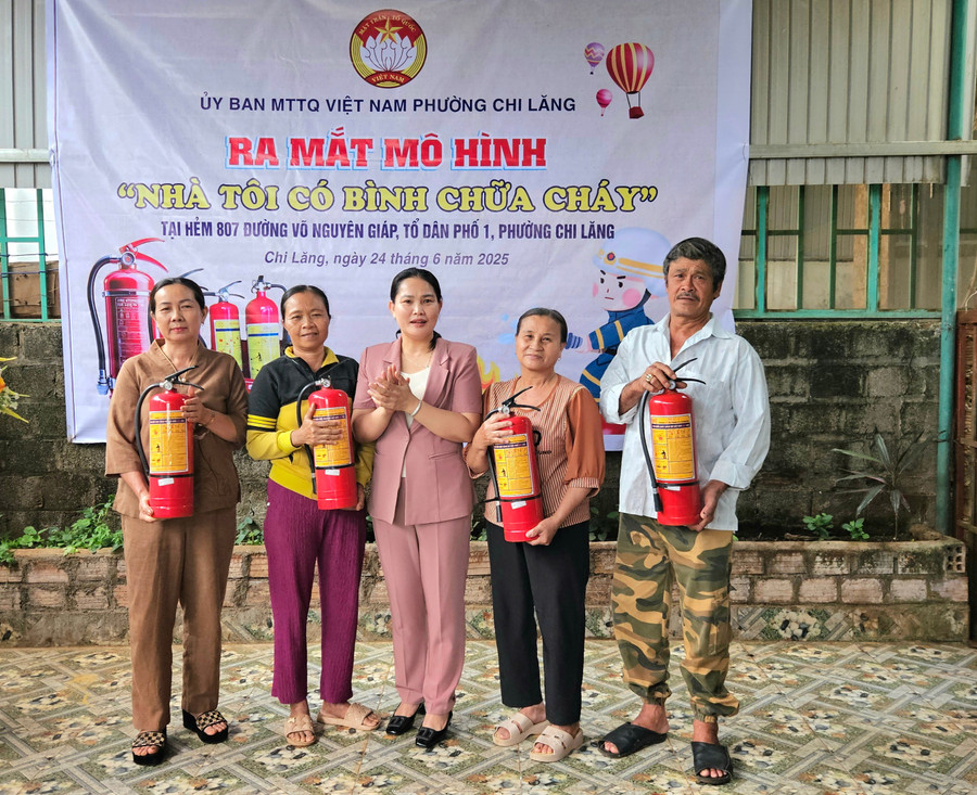 Ban tổ chức tặng bình chữa cháy cho các hộ có hoàn cảnh khó khăn. Ảnh: Ngọc Duy 20250624-160758.jpg