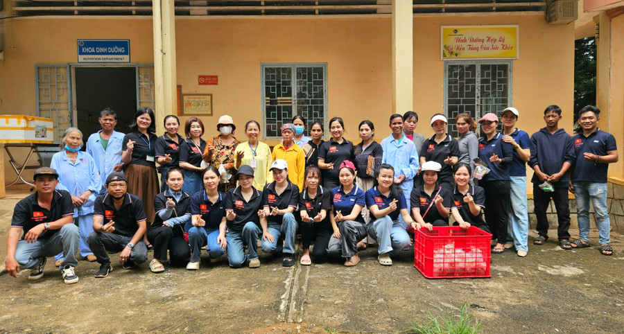 Những phần quà ý nghĩa được nhóm Bếp Thiện Nguyện Gia Lai (TP. Pleiku) trao đến các bệnh nhân. Ảnh: Ngọc Duy 20250624-104024.jpg
