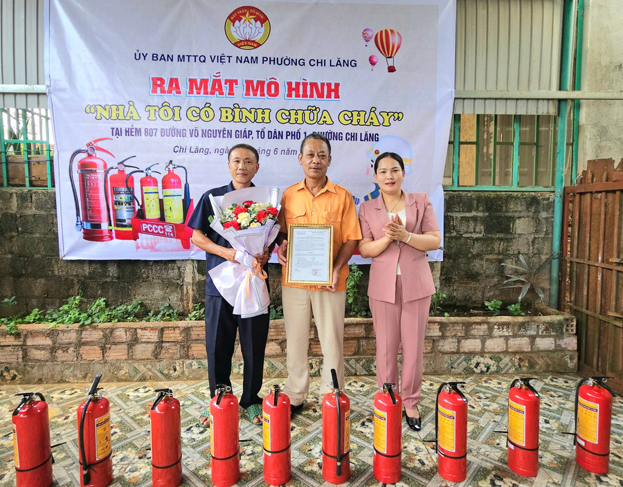 Bà Trần Thị Thanh Tuyền-Chủ tịch Ủy ban MTTQ Việt Nam phường Chi Lăng trao quyết định cho Ban Quản lý mô hình "Nhà tôi có bình chữa cháy". Ảnh: Ngọc Duy 20250624-1558272.jpg