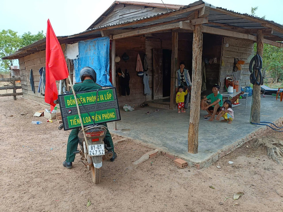 Đồn Biên phòng Ia Lốp tuyên truyền, phổ biến kiến thức pháp luật qua loa di động. Ảnh: T.D don-bien-phong-ia-lop-tuyen-truyen-pho-bien-kien-thuc-phap-luat-anh-td.jpg