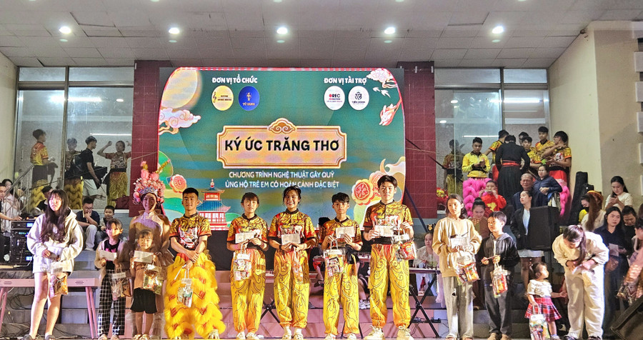 Ban tổ chức trao 20 suất quà cho các em có hoàn cảnh khó khăn trên địa bàn tỉnh Gia Lai. Ảnh: Ngọc Duy 20251002-190451-9765.jpg