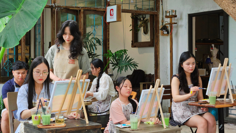 Giới trẻ thể hiện tình yêu Tổ quốc qua từng nét vẽ đầy cảm xúc. Ảnh: Ngọc Duy 20250502-150652.jpg
