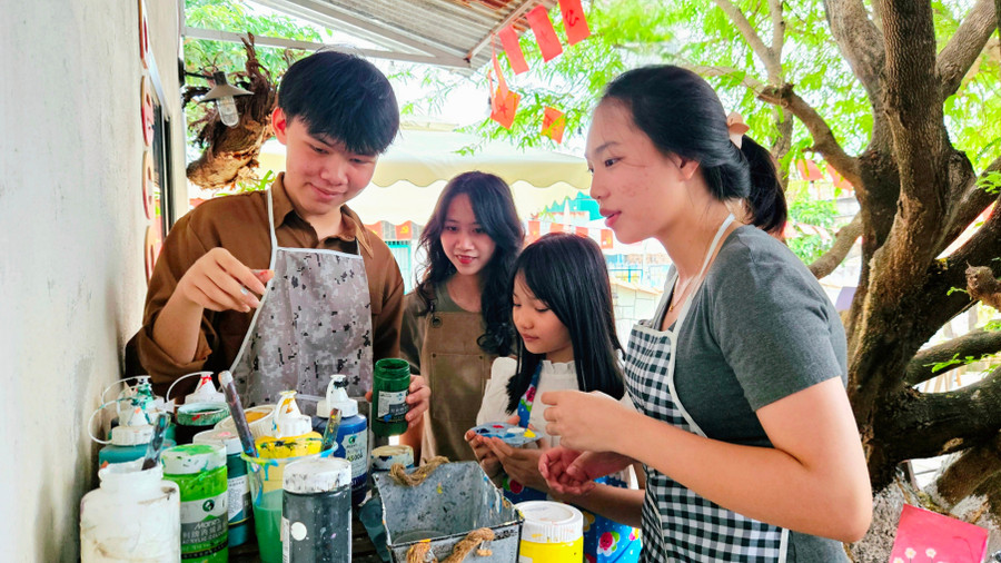 Bạn trẻ Trần Ngân Hà (bìa phải) luôn yêu thích sự sáng tạo và thường xuyên tham gia các hoạt động nghệ thuật. Ảnh: Ngọc Duy 20250502-170326-2222.jpg