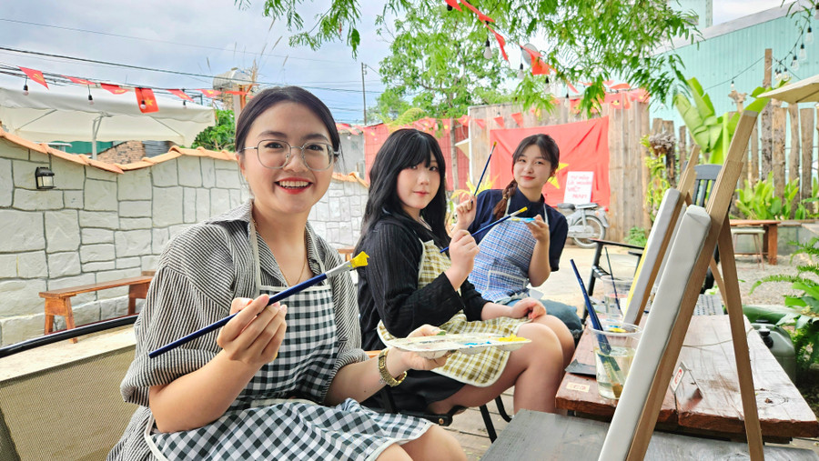 Bạn trẻ Trần Thị Phương Liên (đeo kính) hào hứng tham gia vẽ tranh cùng nhóm bạn trong không khí sôi nổi và giàu cảm hứng. Ảnh: Ngọc Duy 20250502-1446260.jpg