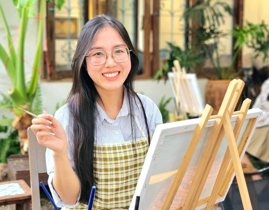 Bạn Trần Thị Tuyết vượt hơn 60 km đến TP. Pleiku để tham gia hoạt động vẽ tranh. Ảnh: Ngọc Duy 20250502-173242.jpg