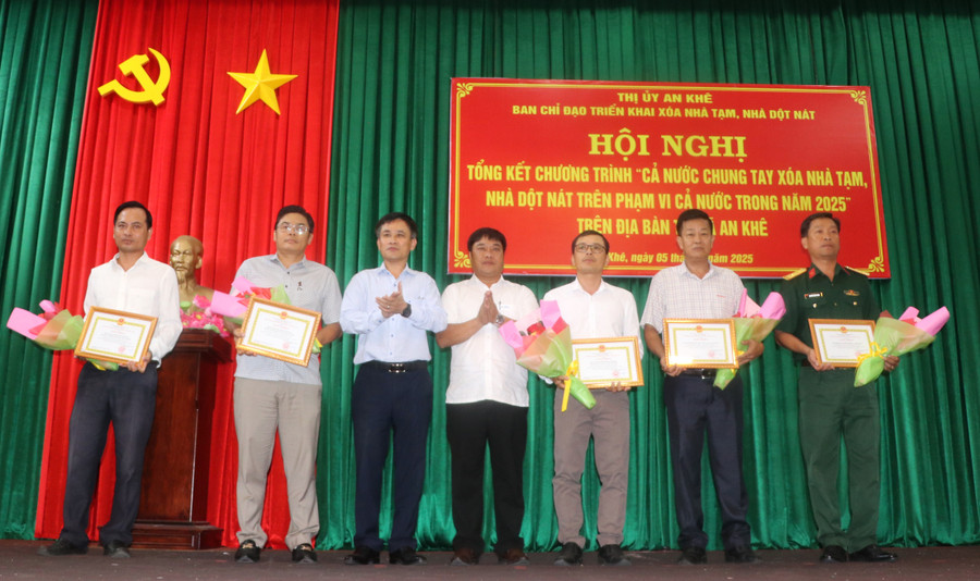 Tặng giấy khen khen cho các tập thể có thành tích xuất sắc trong phong trào thi đua “Cả nước chung tay xóa nhà tạm, nhà dột nát trên phạm vi cả nước trong năm 2025” trên địa bàn thị xã An Khê. Ảnh: Ngọc Minh img-6316.jpg