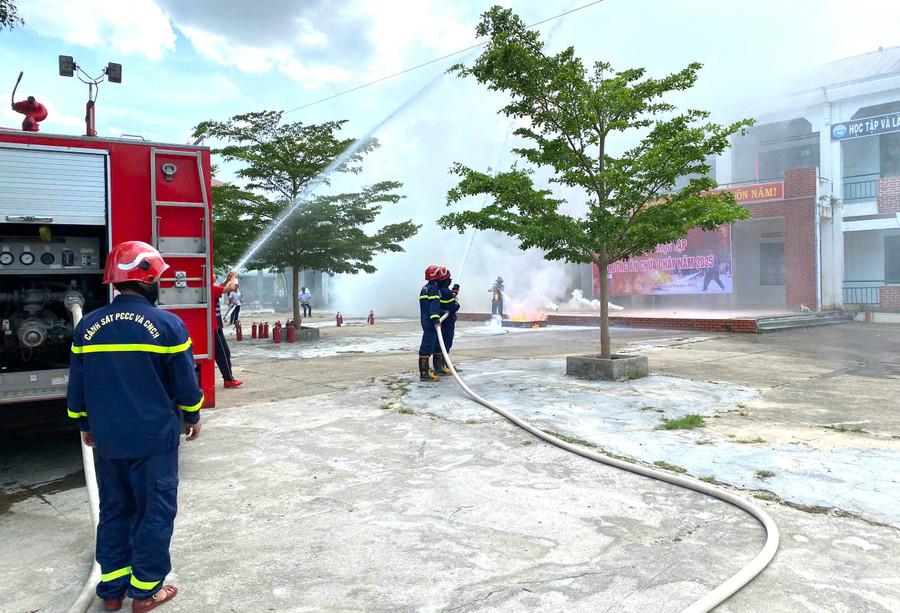 Thực tập phương án chữa cháy tại Trường THPT Nguyễn Trãi. Ảnh: Hà Bắc 022fce8faaa41efa47b5.jpg