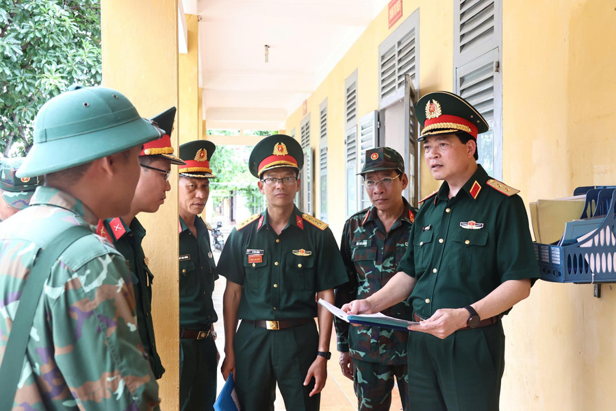 Trung tướng Đào Tuấn Anh-Tư lệnh Quân đoàn 34 (bìa phải) kiểm tra số sách giáo án, bài giảng tại Trung đoàn 66. Ảnh: T.D c3d16bf0773ac064992b.jpg