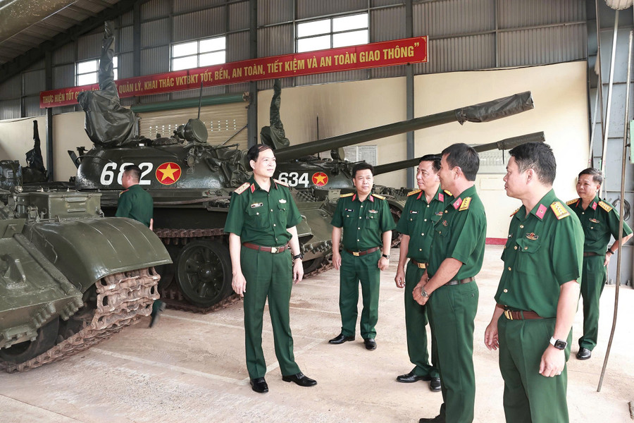 Đoàn công tác Quân đoàn 34 làm việc tại Lữ đoàn Tăng 273. Ảnh: T.D de0114f871a6c6f89fb7.jpg