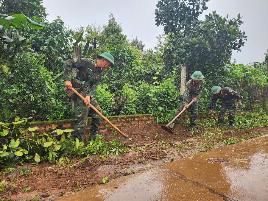 Đoàn viên, thanh niên Trung đoàn Thông tin 29 dọn vệ sinh môi trường tại xã Ia Băng. Ảnh: T.D doan-vien-thanh-nien-trung-doan-thong-tin-29-don-ve-sinh-moi-truong-tai-xa-ia-bang.jpg