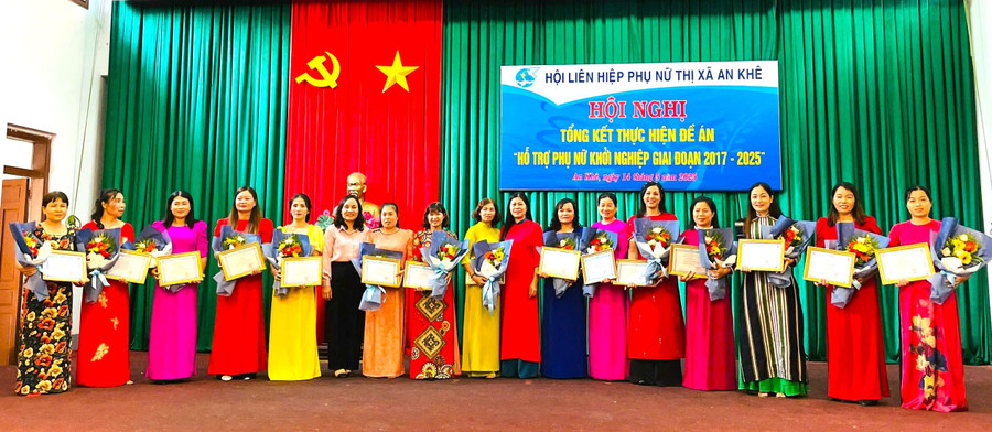 Hội LHPN thị xã An Khê tặng giấy khen cho 15 cá nhân có thành tích tiêu biểu trong thực hiện đề án "Hỗ trợ phụ nữ khởi nghiệp giai đoạn 2017-2025". Ảnh: Thế Huynh eb48017fb121047f5d30.jpg