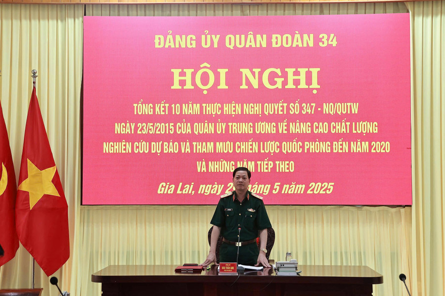 Commander of the 34th Corps Dao Tuan Anh chaired the conference. Photo: T.D. 85e21e8388c23c9c65d3.jpg