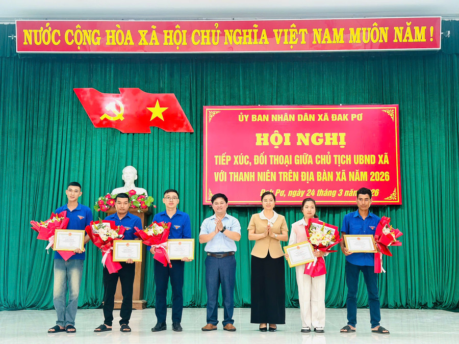 chu-tich-ubnd-xa-dak-po-da-tang-giay-khen-cho-5-dvtn-dien-hinh-tien-tien-trong-phat-trien-kinh-te-xa-hoi-tai-dia-phuong.jpg