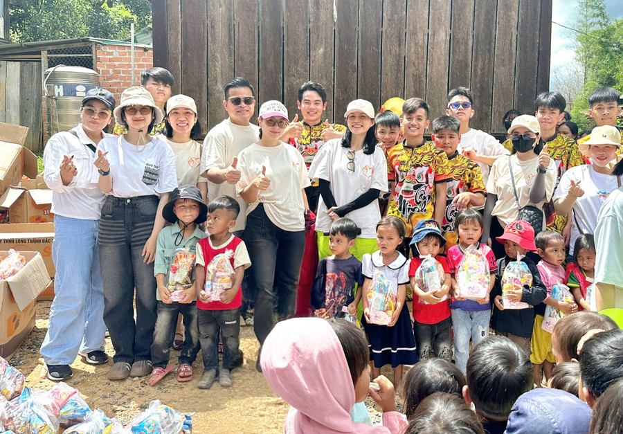 Nhóm tình nguyện Hành trình sẻ chia trao tặng những phần quà ý nghĩa cho trẻ em có hoàn cảnh khó khăn tại xã Hà Đông, huyện Đak Đoa, tỉnh Gia Lai. Ảnh: BTC 20250524-113722.jpg