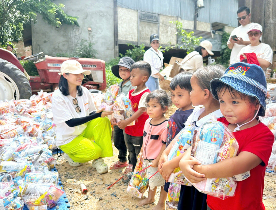 Chị Nguyễn Thái My-Trưởng nhóm tình nguyện Hành trình sẻ chia trao tặng quà cho trẻ em có hoàn cảnh khó khăn tại xã Hà Đông, huyện Đak Đoa, tỉnh Gia Lai. Ảnh: BTC 20250524-103440.jpg