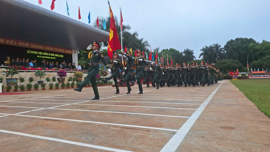 Lễ tuyên thệ chiến sĩ mới tại Sư đoàn 320. Ảnh: T.D 645d5c283d3b8965d02a.jpg