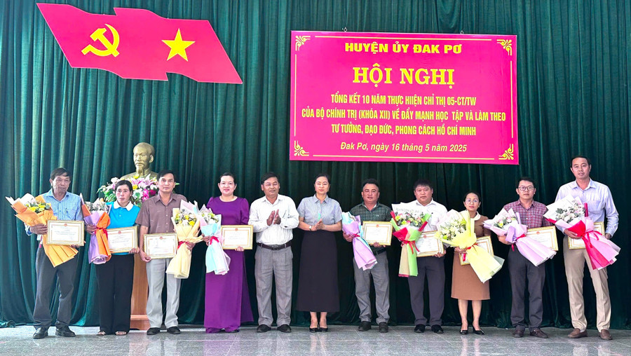 Awarding certificates of merit to groups with outstanding achievements in studying and following Ho Chi Minh's ideology, morality and style, period 2016-2025. Photo: Ngoc Minh 025d839cc2e277bc2ef3.jpg