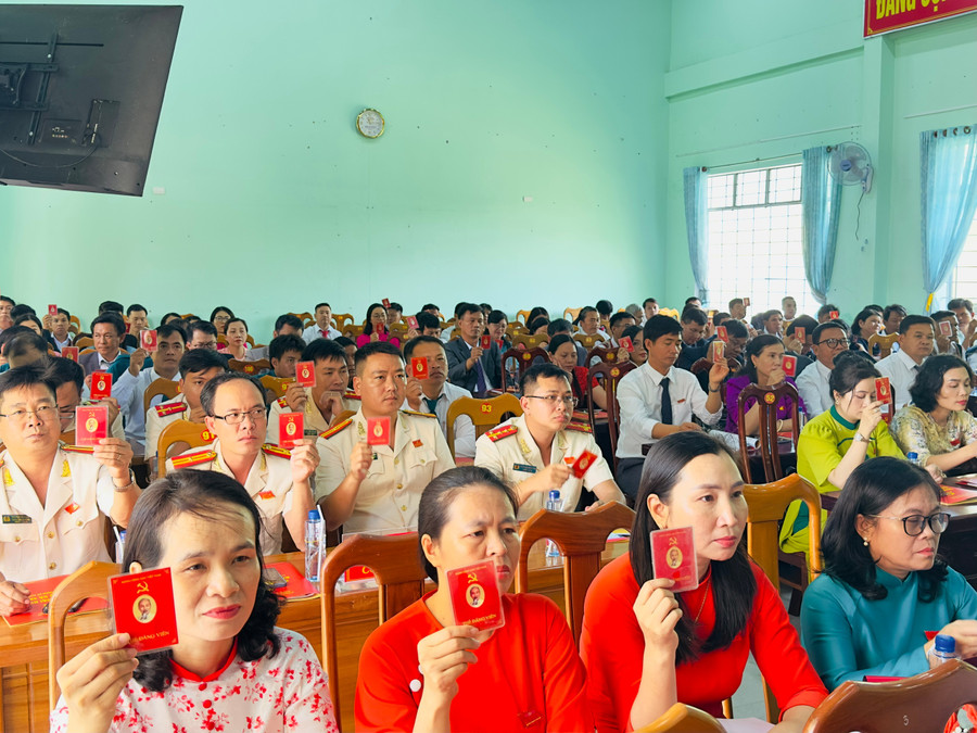 Đại biểu biểu quyết, thống nhất Nghị quyết nhiệm kỳ 2025 -2030. Ảnh: Ngọc Minh 40967f612353ab0df242.jpg