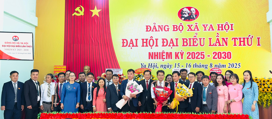 Ban Chấp hành Đảng bộ xã Ya Hội nhiệm kỳ 2025 -2030 ra mắt Đại hội. Ảnh: Ngọc Minh f1dd6454e4676c393576.jpg