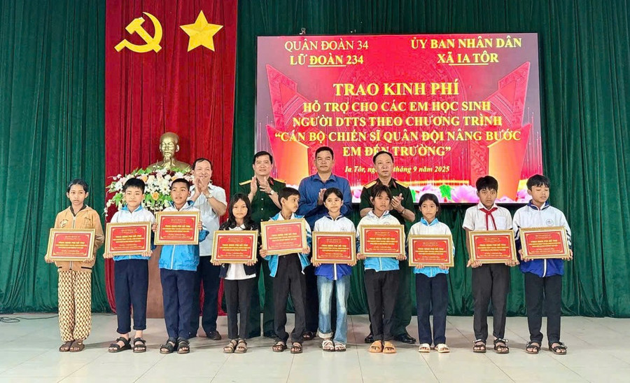 Lãnh đạo Lữ đoàn Pháo phòng không 234 trao học bổng cho học sinh. Ảnh: T.D 0c7ce80cde6d54330d7c.jpg