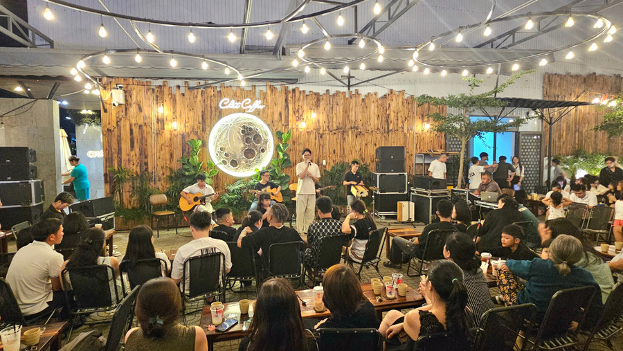 Toàn cảnh chương trình “Acoustic Concert” của nhóm Du ca Phố núi. Ảnh: Ngọc Duy 20250810-1939280.jpg